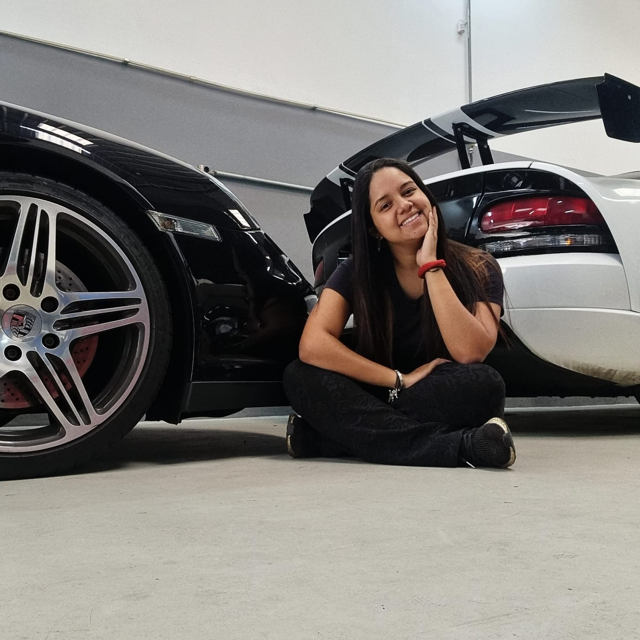 Mulher em carro de luxo invade corrida no autódromo de Interlagos -  RecordTV - R7 Balanço Geral Manhã