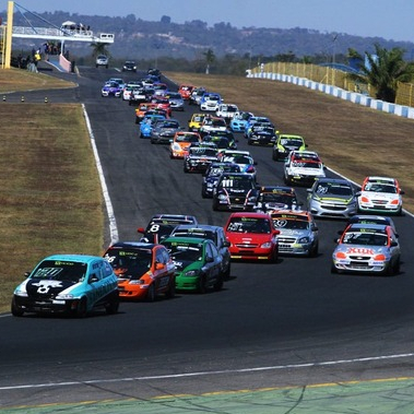 Turismo 1.4 BR reúne 53 carros em Goiânia
